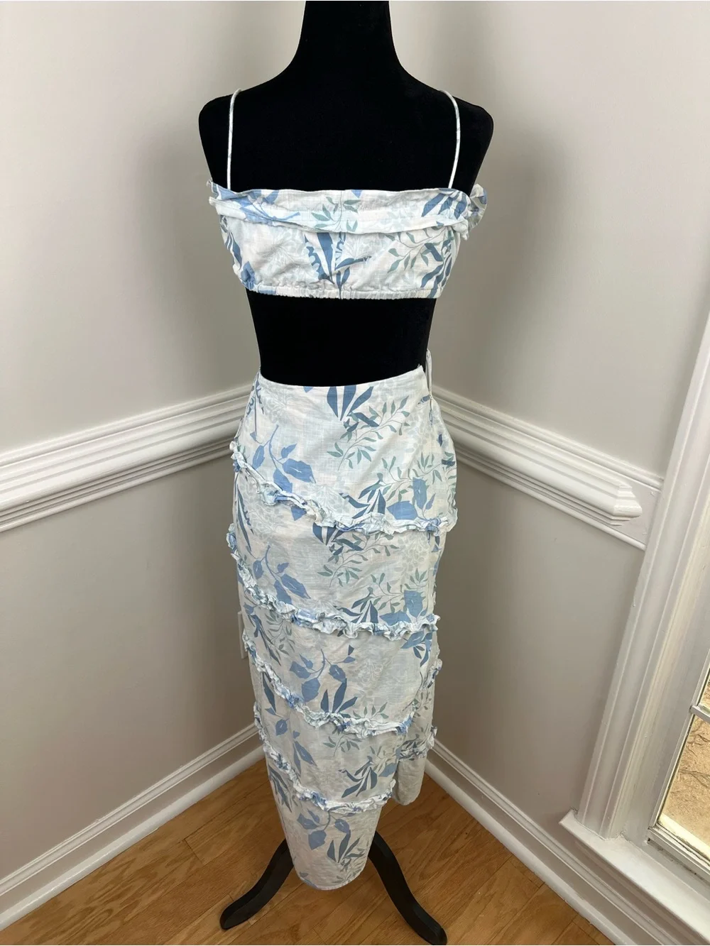 SABO SKIRT Jaida Blue Floral Midi Dress with Cutout Ruffle - 100% Cotton - Picture 4 of 12